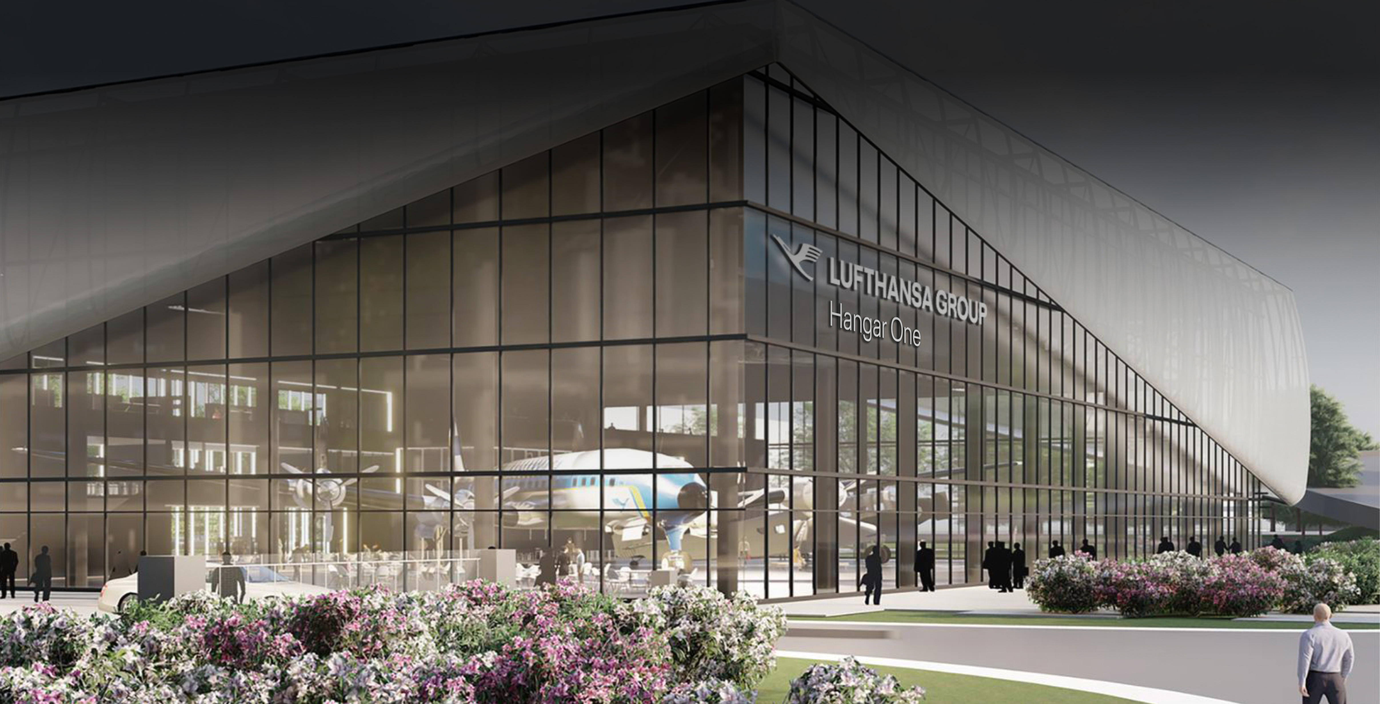 Architektonische Visualisierung der Lufthansa Group Hangar One, einer modernen Museumshalle mit verglaster Fassade, in der wei historisches Propellerflugzeuge ausgestellt sind, während sich Besucher außen entlang der gestalteten Wege aufhalten.